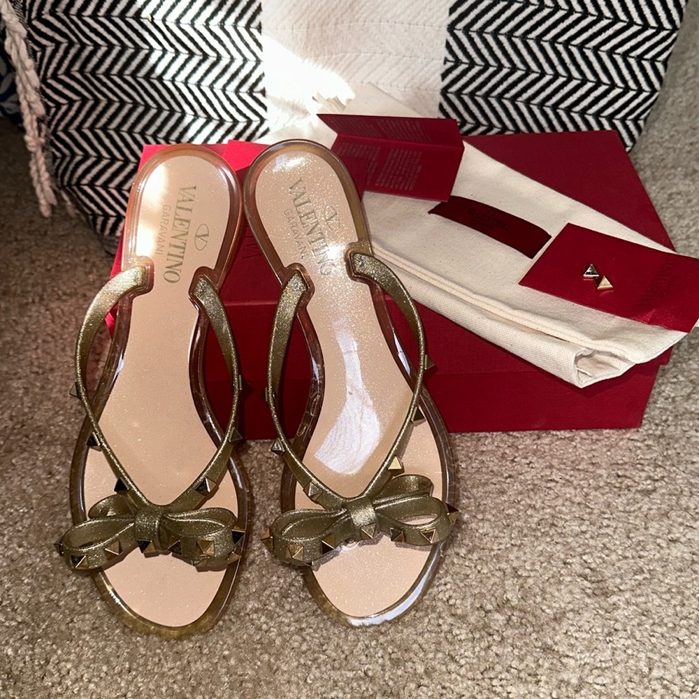 Valentino Rock Stud Bow Top Jelly Flip Flop In Gold
